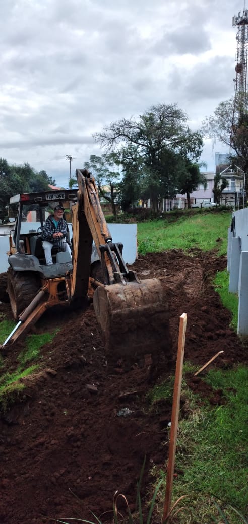 Caminhão caçamba da Bitelo Terraplanagem transportando material