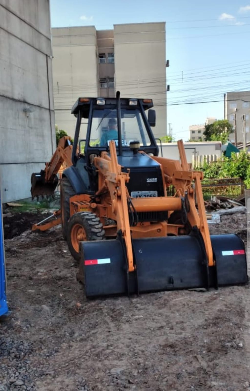 Retroescavadeira CASE da Bitelo Terraplanagem em operação